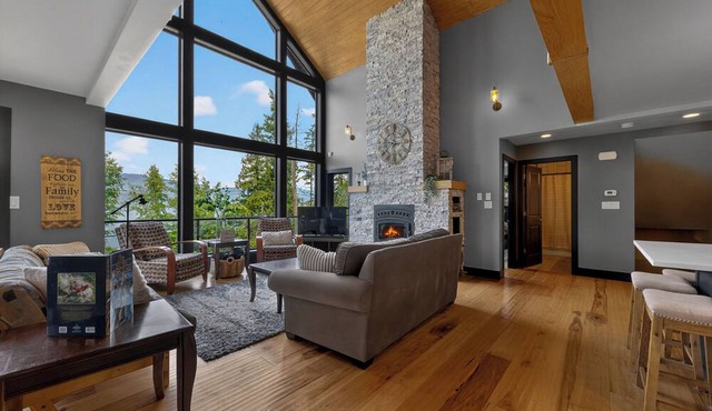 Stunning 6 Bedroom Lakehouse with Private Beach and Dock on Shuswap Lake